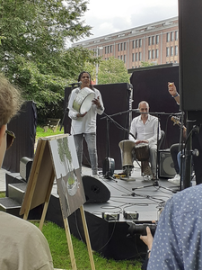 908905 Afbeelding van het optreden van het Marokkaanse ensemble 'Ouled el Alam', bij de onthulling van het ...